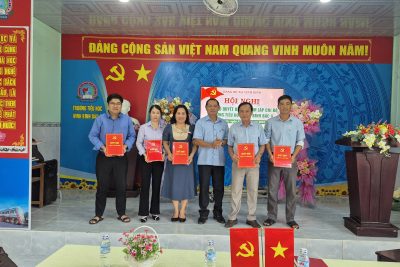 CÔNG BỐ, TRAO QUYẾT ĐỊNH THÀNH LẬP CHI BỘ TRƯỜNG TIỂU HỌC VĨNH BÌNH BẮC 4 TRỰC THUỘC ĐẢNG UỶ XÃ VĨNH BÌNH, TỈNH AN GIANG