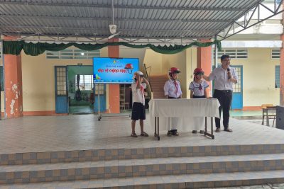 LIÊN ĐỘI TRƯỜNG TH VĨNH BÌNH BẮC 4 TỔ CHỨC HOẠT ĐỘNG TUYÊN TRUYỀN GIÁO DỤC AN TOÀN GIAO THÔNG VÀ HƯỚNG DẪN ĐỘI MŨ BẢO HIỂM AN TOÀN